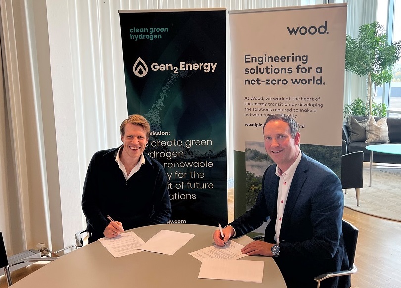 Jonas Meyer and Lars Fredrik Bakke signing the agreement